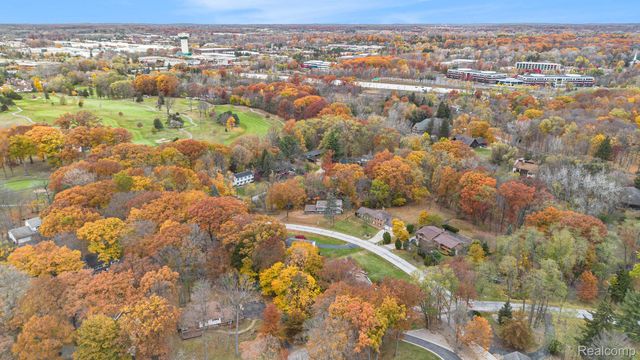 26557 Old Homestead Drive, Farmington, MI 48331