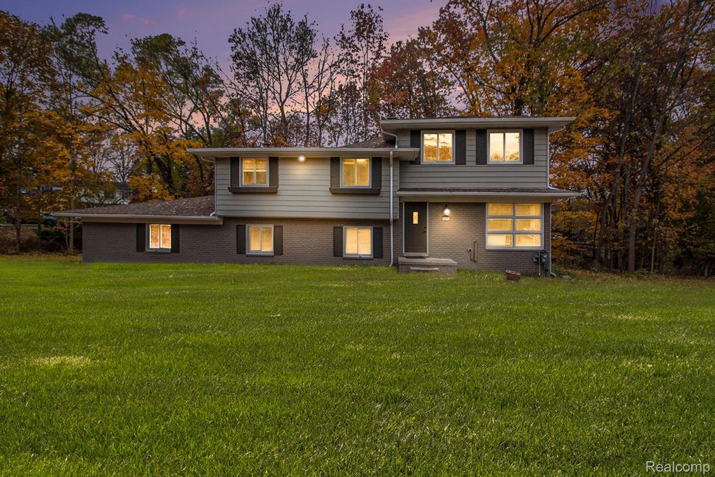 26557 Old Homestead Drive, Farmington, MI 48331