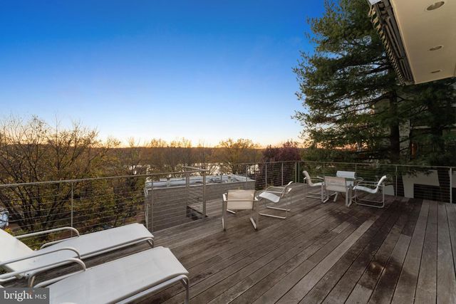 4628 CHARLESTON TER NW, Washington, DC 20007