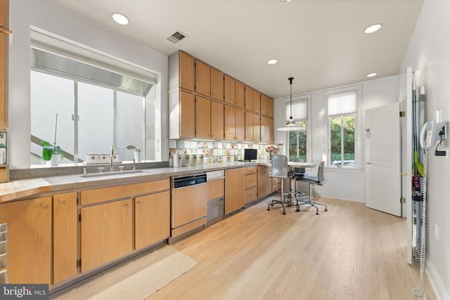 4628 CHARLESTON TER NW, Washington, DC 20007