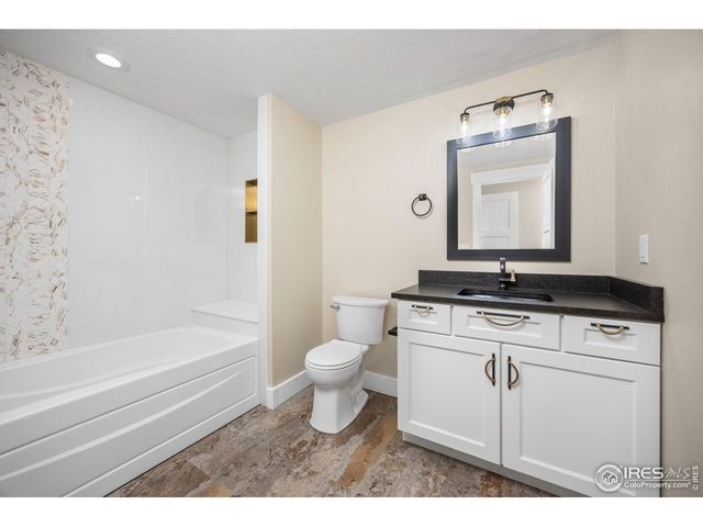 9360 Meadow Farms Dr, Milliken, CO 80543