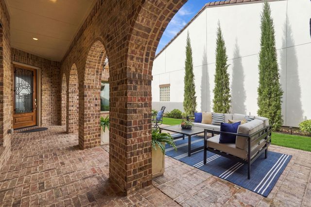 51 Woodglade Way, The Woodlands, TX 77375