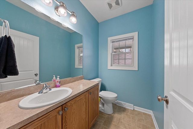 1457 Red Oak DRIVE, Hartford, WI 53027