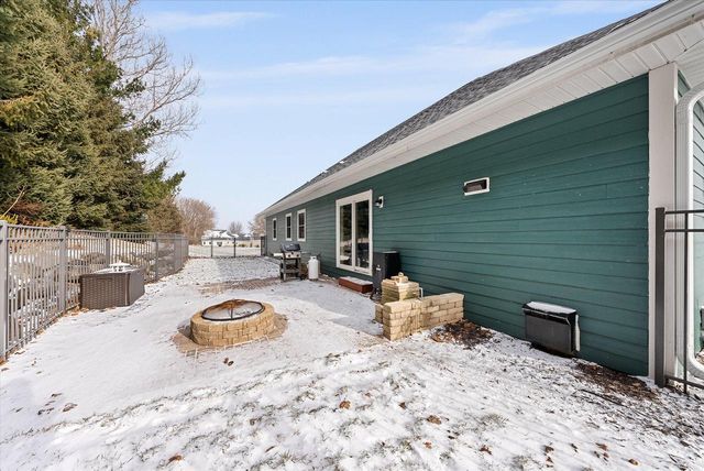 1457 Red Oak DRIVE, Hartford, WI 53027