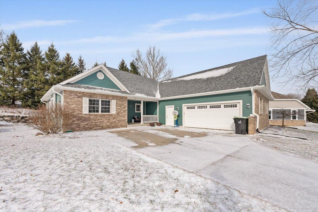 1457 Red Oak DRIVE, Hartford, WI 53027