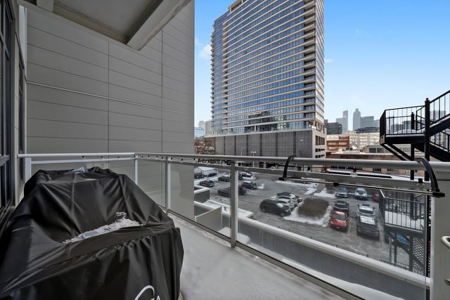 367 W Locust Street 304, Chicago, IL 60610