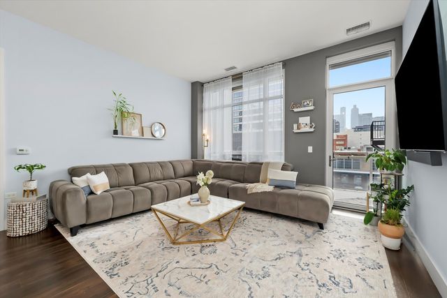 367 W Locust Street 304, Chicago, IL 60610