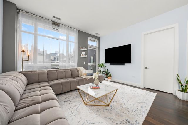 367 W Locust Street 304, Chicago, IL 60610