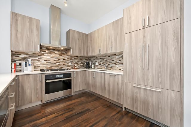 367 W Locust Street 304, Chicago, IL 60610