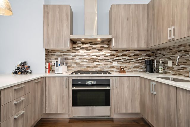 367 W Locust Street 304, Chicago, IL 60610