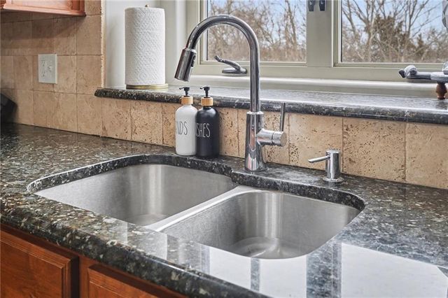 17492 Evans Road, Tonganoxie, KS 66086