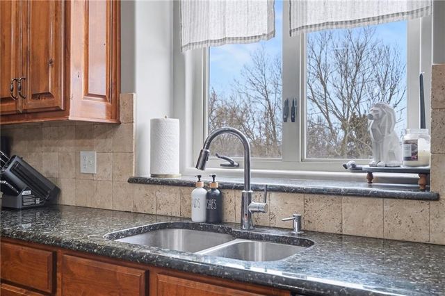 17492 Evans Road, Tonganoxie, KS 66086