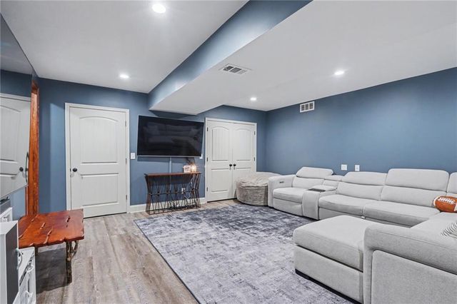 17492 Evans Road, Tonganoxie, KS 66086