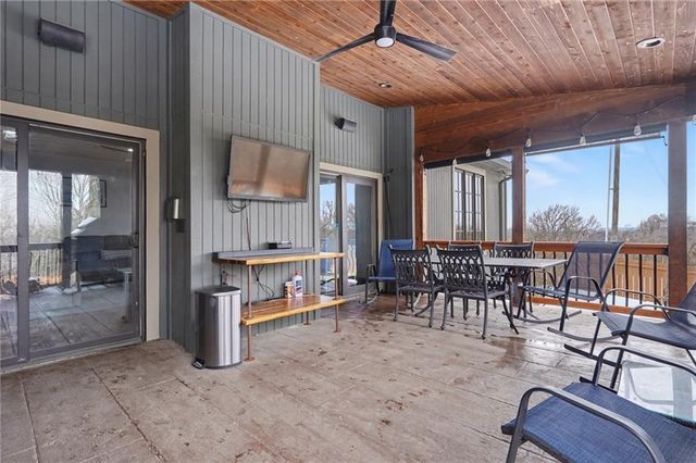 17492 Evans Road, Tonganoxie, KS 66086