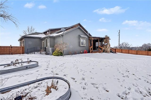 17492 Evans Road, Tonganoxie, KS 66086