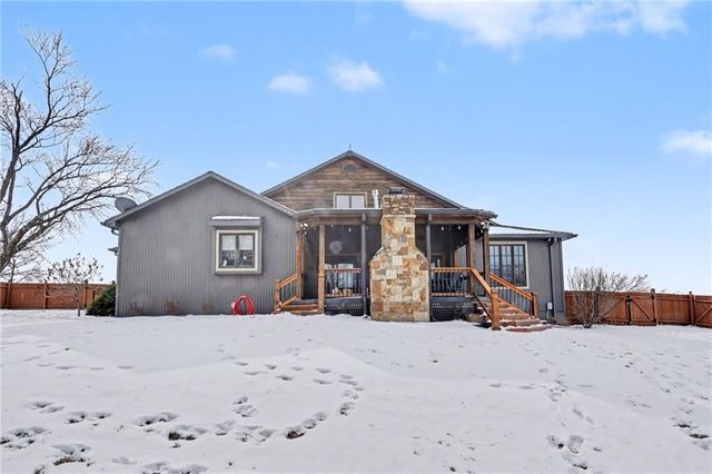 17492 Evans Road, Tonganoxie, KS 66086