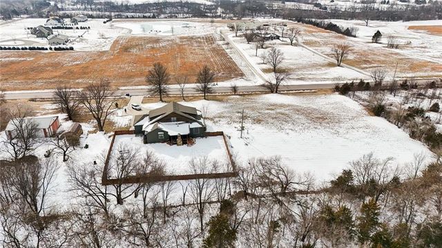 17492 Evans Road, Tonganoxie, KS 66086