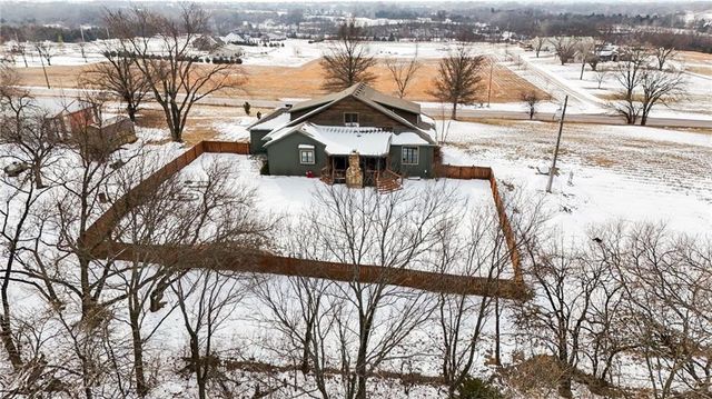 17492 Evans Road, Tonganoxie, KS 66086