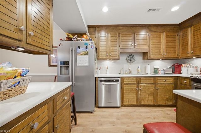 65 Sandie Point DR, Portsmouth, VA 23701