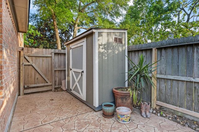 2439 Riverway Oak Drive, Kingwood, TX 77345