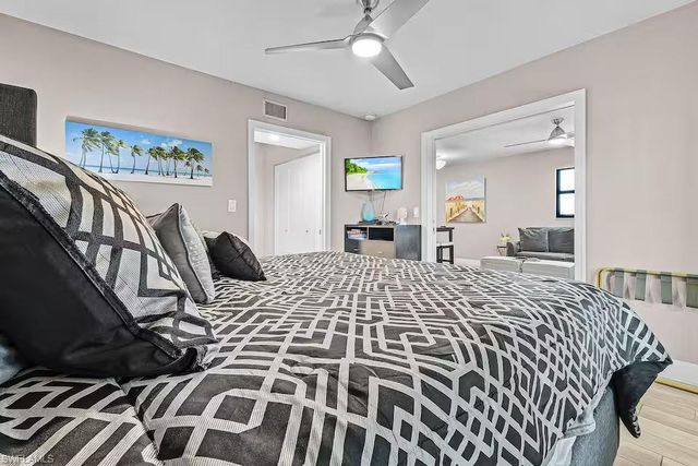 600 Neapolitan WAY 341, Naples, FL 34103