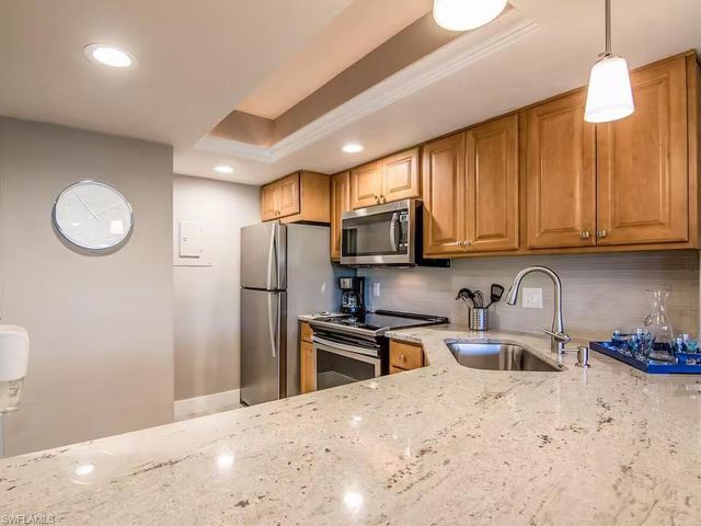 600 Neapolitan WAY 341, Naples, FL 34103