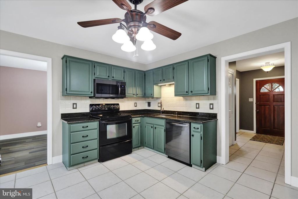 Image 12 of property listing at 2381 HEATHER LN, Pottstown, PA 19464