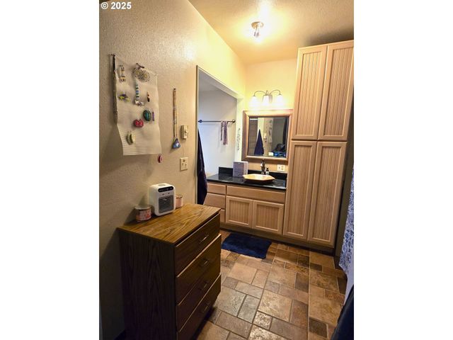 100 Se HILLCREST Rd, John Day, OR 97845