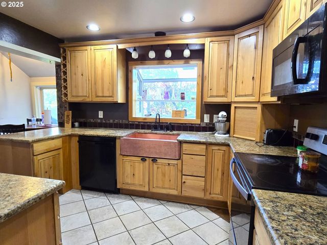 100 Se HILLCREST Rd, John Day, OR 97845