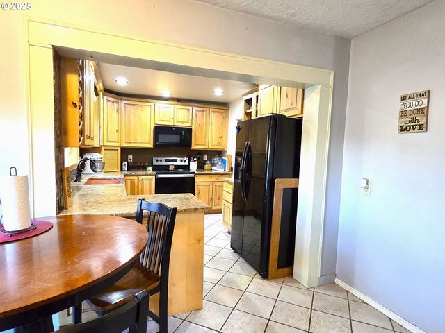 100 Se HILLCREST Rd, John Day, OR 97845