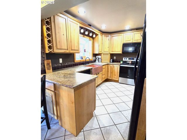 100 Se HILLCREST Rd, John Day, OR 97845
