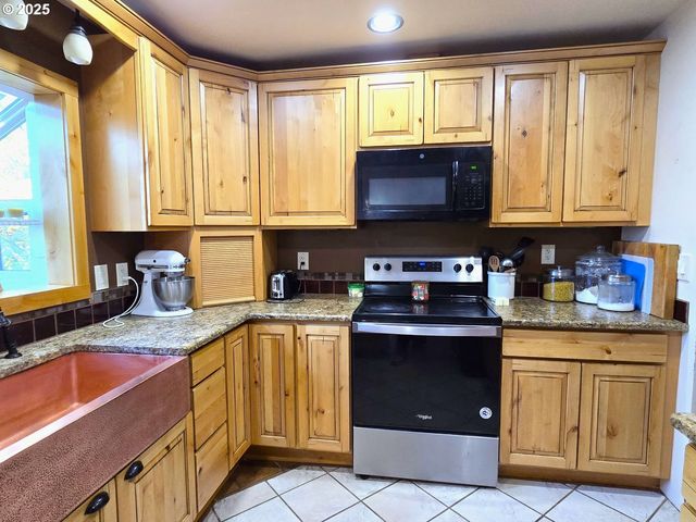 100 Se HILLCREST Rd, John Day, OR 97845