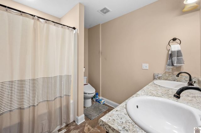 240 Azalea Dr, Oak Grove, KY 42262