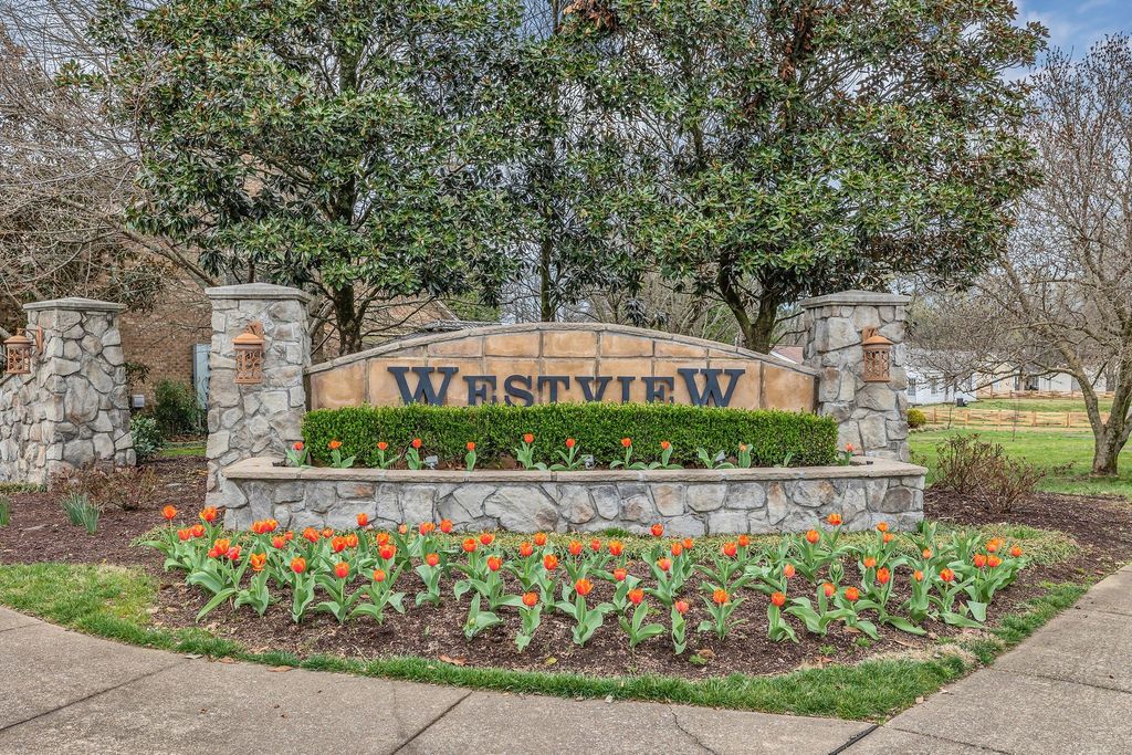 102 Westview Dr, Spring Hill, TN 37174