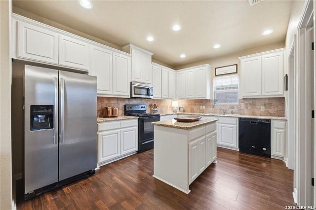 225 GREENWAY DR, Seguin, TX 78155