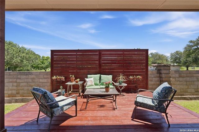 225 GREENWAY DR, Seguin, TX 78155