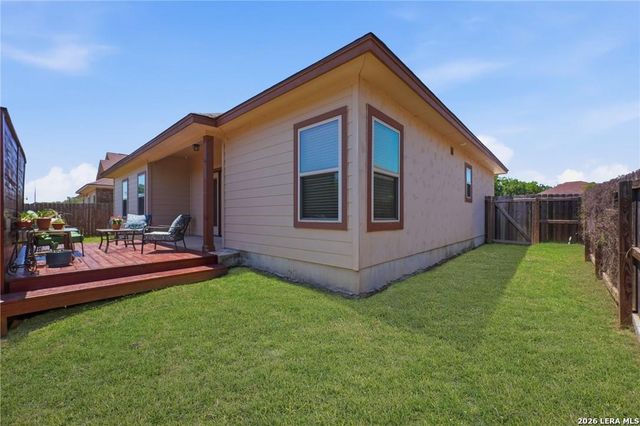 225 GREENWAY DR, Seguin, TX 78155