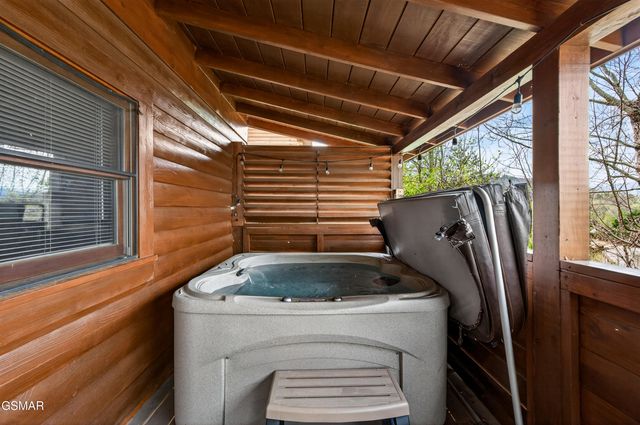 757 Chickasaw Gap Way, Pigeon Forge, TN 37863