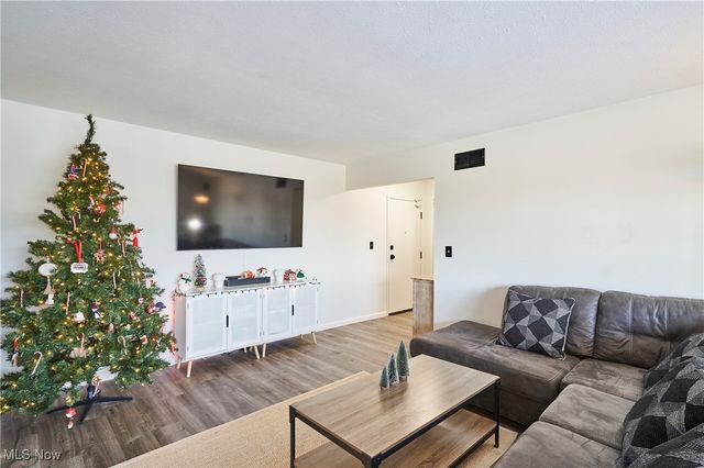 18501 Hilliard Boulevard, Rocky River, OH 44116