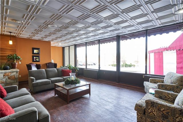 18501 Hilliard Boulevard, Rocky River, OH 44116