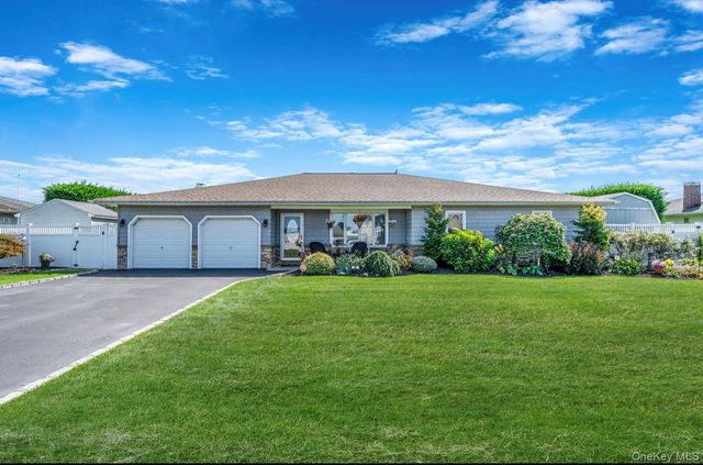 25 Harbor Court, Copiague, NY 11726