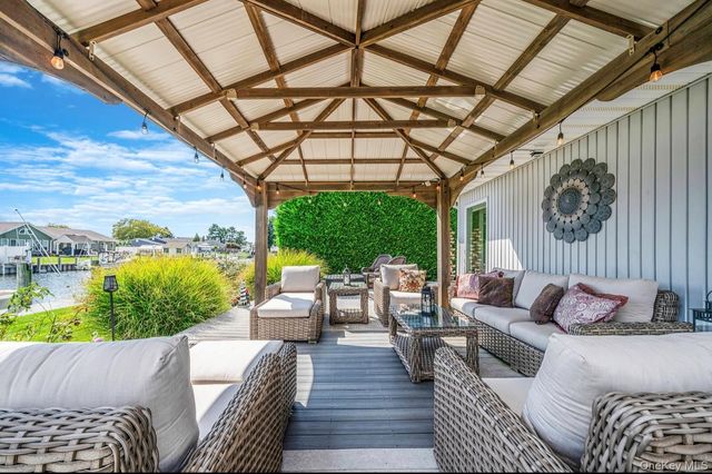 25 Harbor Court, Copiague, NY 11726