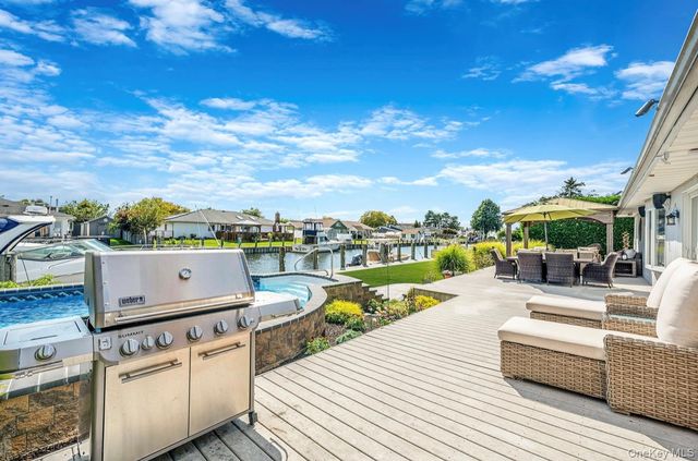 25 Harbor Court, Copiague, NY 11726