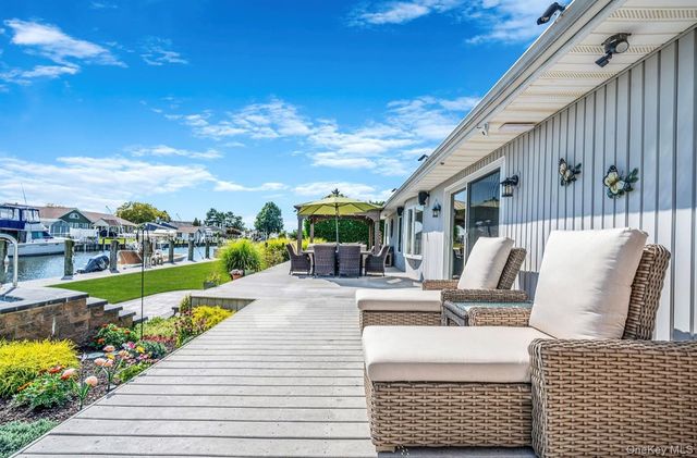 25 Harbor Court, Copiague, NY 11726