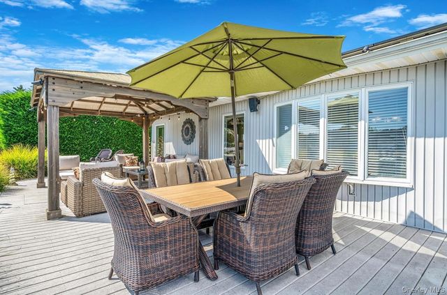 25 Harbor Court, Copiague, NY 11726