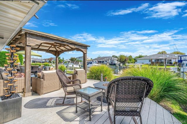 25 Harbor Court, Copiague, NY 11726