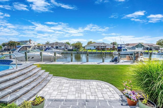 25 Harbor Court, Copiague, NY 11726