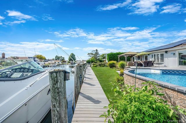 25 Harbor Court, Copiague, NY 11726