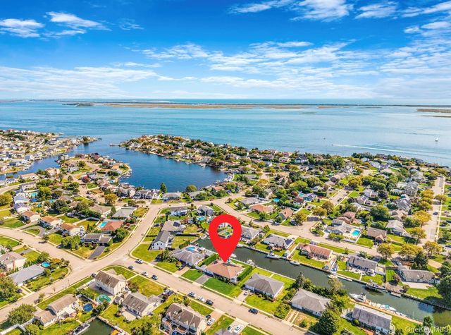 25 Harbor Court, Copiague, NY 11726