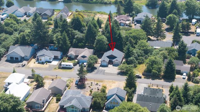 789 Island Circle SE, Ocean Shores, WA 98569